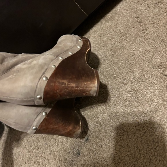 Ugg Carnegie Taupe Gray Nubuck Leather Shearling Studded Wedge Platform Boots 7 - Picture 9 of 12